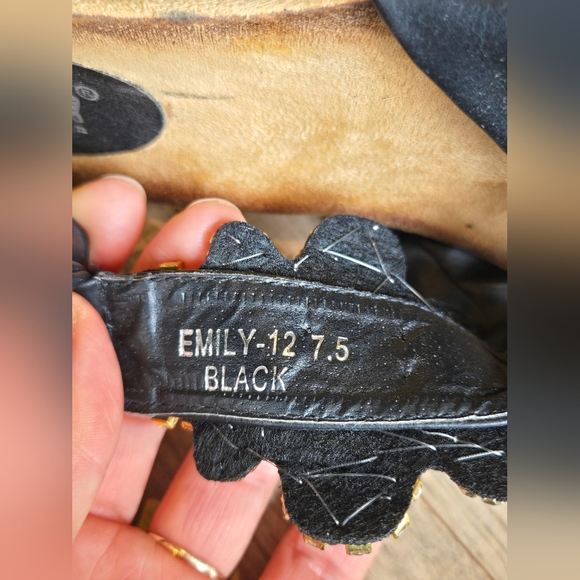 Via Pinky Collection | Elegant Black and Gold 'Emily' Sandals, Size 7.5 - Picture 6 of 6